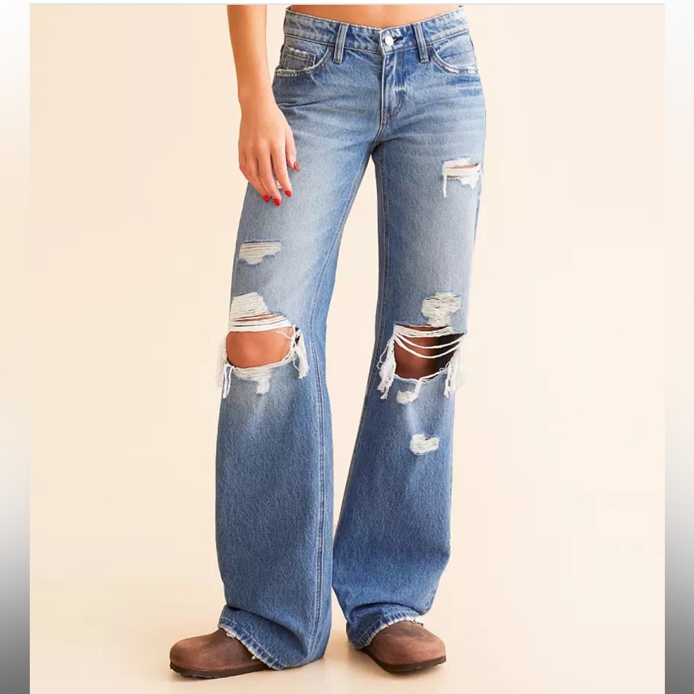 BUCKLE - Flying Monkey Low Rise Loose Jeans
Size 26 with a 36 inseam
New w/Tags